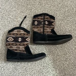 Minnetonka Boots Size 7